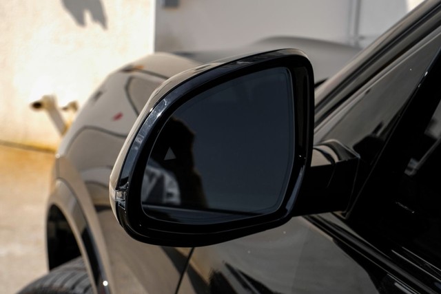 BMW X5 Vehicle Full-screen Gallery Image 36