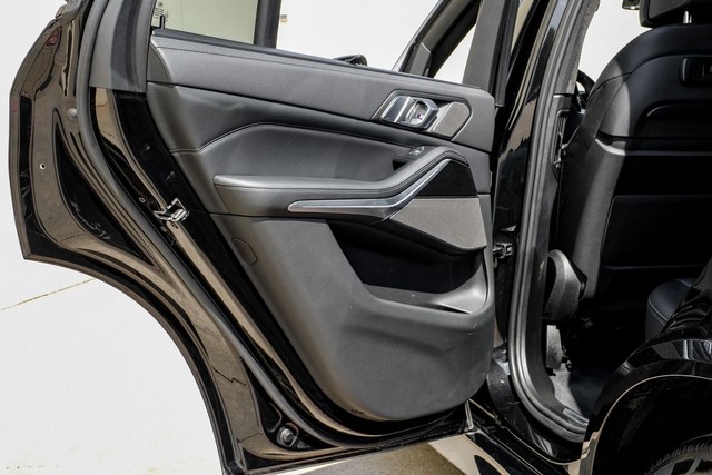 BMW X5 Vehicle Full-screen Gallery Image 40