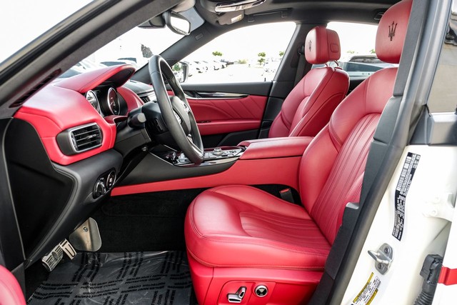 Maserati Levante Vehicle Full-screen Gallery Image 03