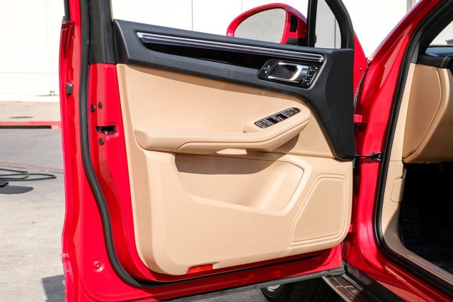 Porsche Macan Vehicle Full-screen Gallery Image 37
