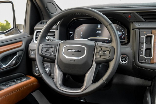 GMC Yukon Vehicle Full-screen Gallery Image 16