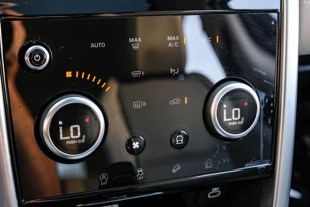 Land Rover Discovery Sport Vehicle Full-screen Gallery Image 25
