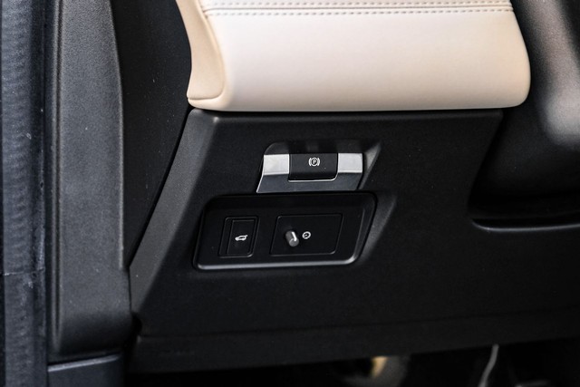 Land Rover Discovery Sport Vehicle Full-screen Gallery Image 26