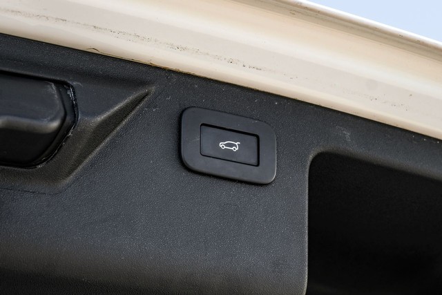 Land Rover Discovery Sport Vehicle Full-screen Gallery Image 58