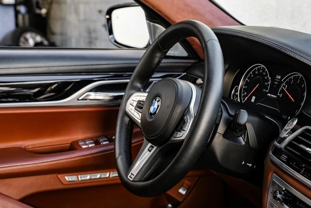 BMW M760i xDrive Vehicle Full-screen Gallery Image 13