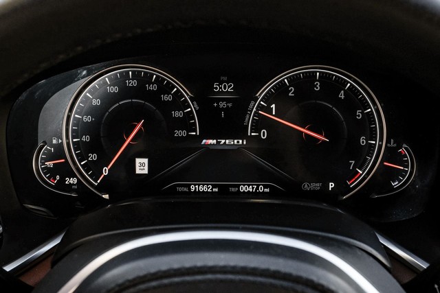 BMW M760i xDrive Vehicle Full-screen Gallery Image 19