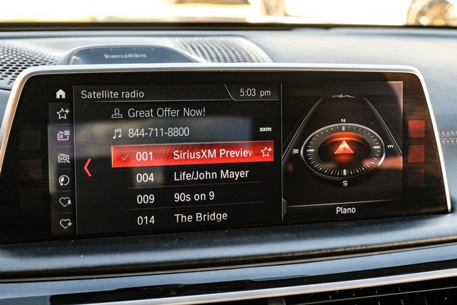 BMW M760i xDrive Vehicle Full-screen Gallery Image 32