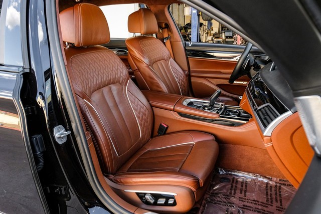 BMW M760i xDrive Vehicle Full-screen Gallery Image 37