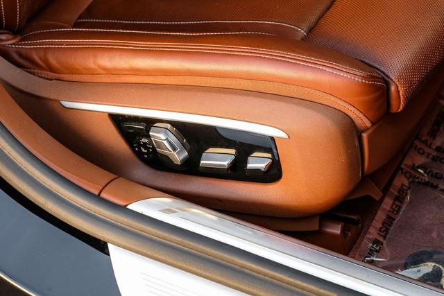 BMW M760i xDrive Vehicle Full-screen Gallery Image 38