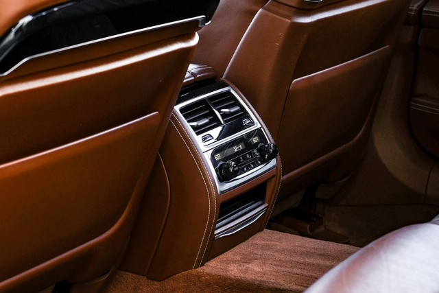 BMW M760i xDrive Vehicle Full-screen Gallery Image 41