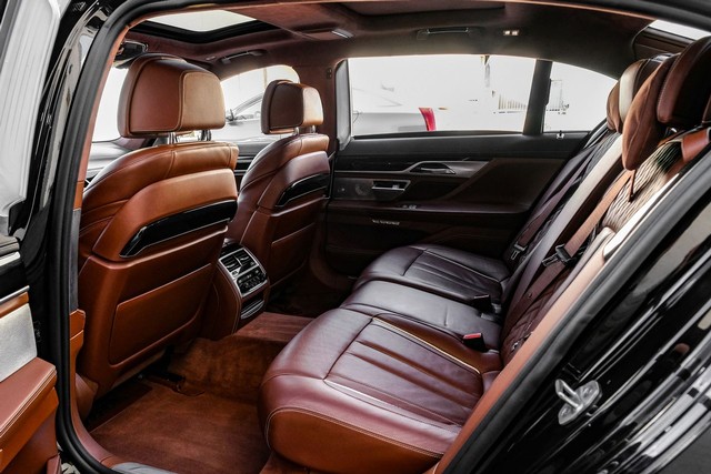 BMW M760i xDrive Vehicle Full-screen Gallery Image 43