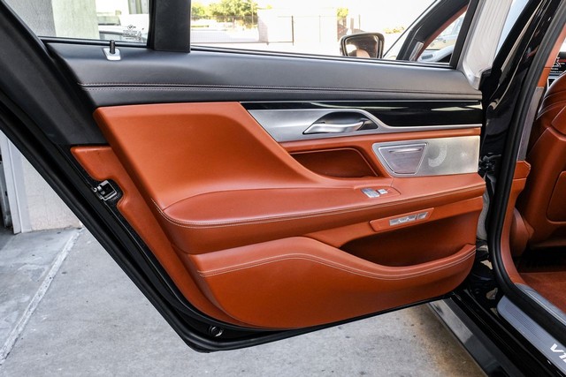 BMW M760i xDrive Vehicle Full-screen Gallery Image 52