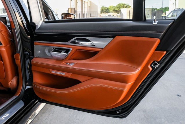 BMW M760i xDrive Vehicle Full-screen Gallery Image 56