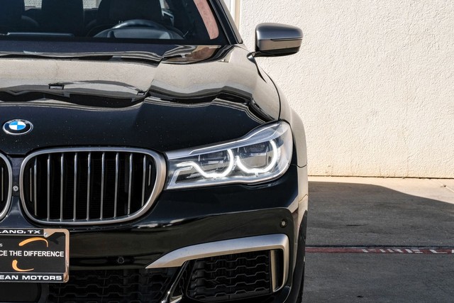 BMW M760i xDrive Vehicle Full-screen Gallery Image 57
