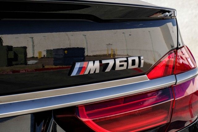 BMW M760i xDrive Vehicle Full-screen Gallery Image 62