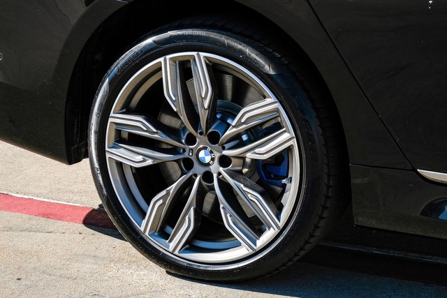 BMW M760i xDrive Vehicle Full-screen Gallery Image 67
