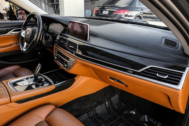 BMW 740i Vehicle Full-screen Gallery Image 12