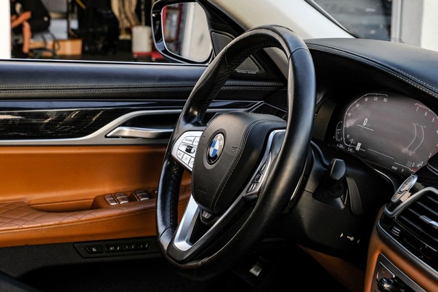 BMW 740i Vehicle Full-screen Gallery Image 13