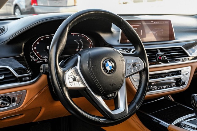 BMW 740i Vehicle Full-screen Gallery Image 15