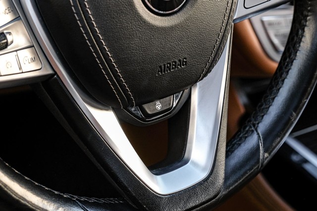 BMW 740i Vehicle Full-screen Gallery Image 18