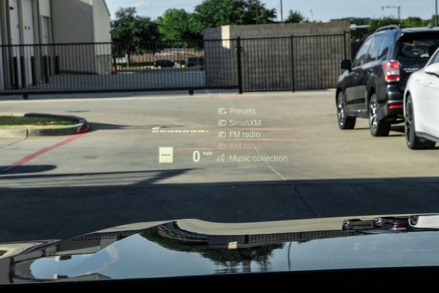 BMW 740i Vehicle Full-screen Gallery Image 21