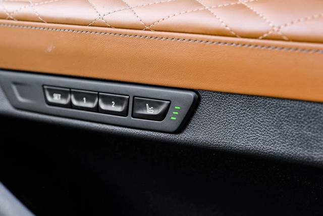 BMW 740i Vehicle Full-screen Gallery Image 34