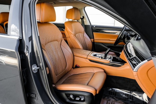 BMW 740i Vehicle Full-screen Gallery Image 37