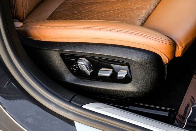 BMW 740i Vehicle Full-screen Gallery Image 38