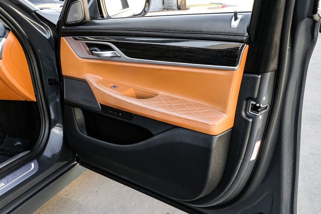 BMW 740i Vehicle Full-screen Gallery Image 50