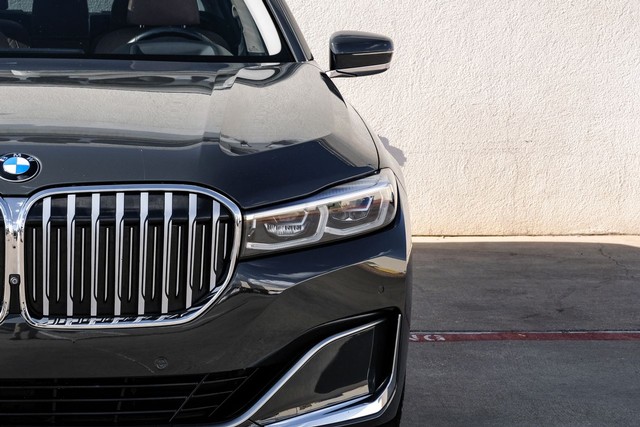 BMW 740i Vehicle Full-screen Gallery Image 53