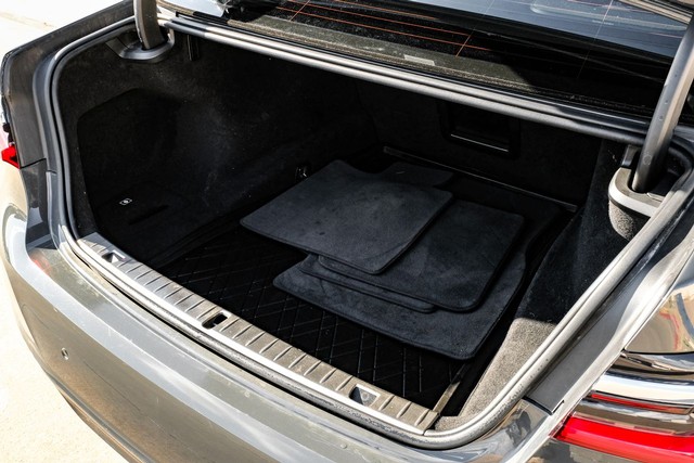 BMW 740i Vehicle Full-screen Gallery Image 56