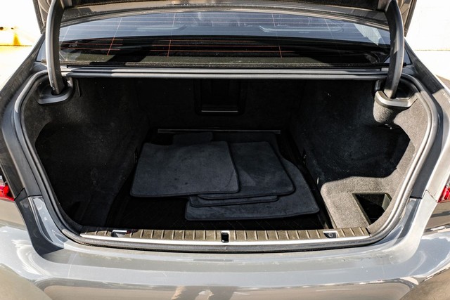 BMW 740i Vehicle Full-screen Gallery Image 57