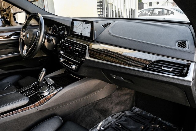 BMW 640i Vehicle Full-screen Gallery Image 12