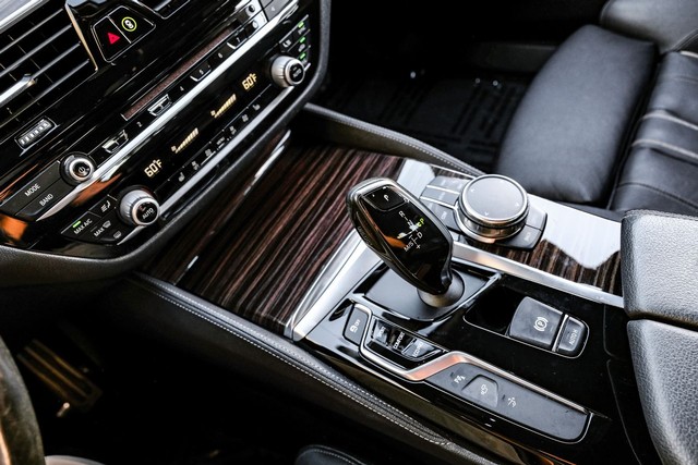 BMW 640i Vehicle Full-screen Gallery Image 24