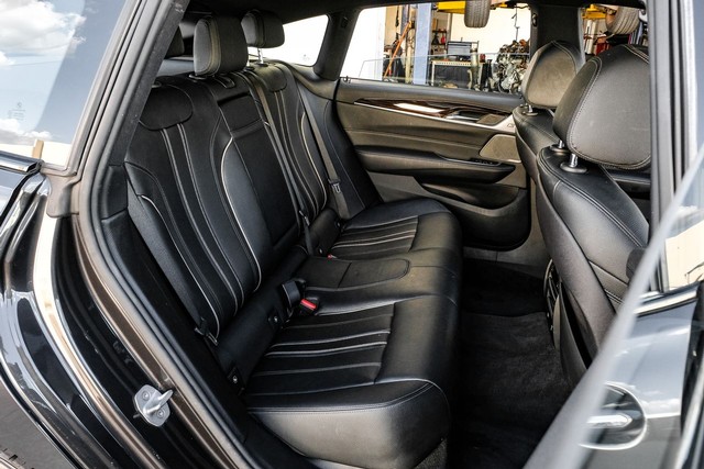 BMW 640i Vehicle Full-screen Gallery Image 35