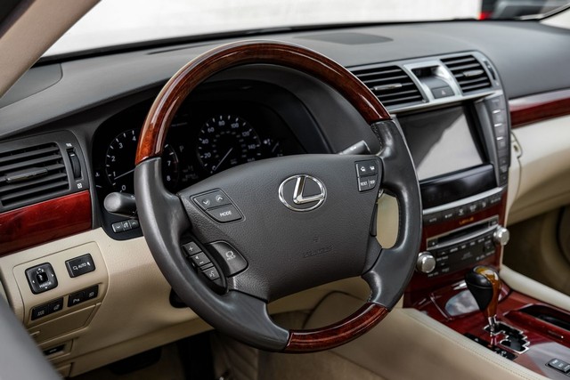 Lexus LS 460 Vehicle Full-screen Gallery Image 15