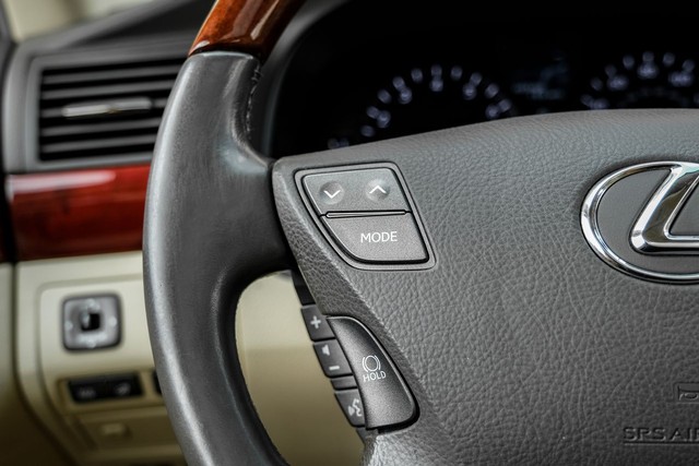 Lexus LS 460 Vehicle Full-screen Gallery Image 16