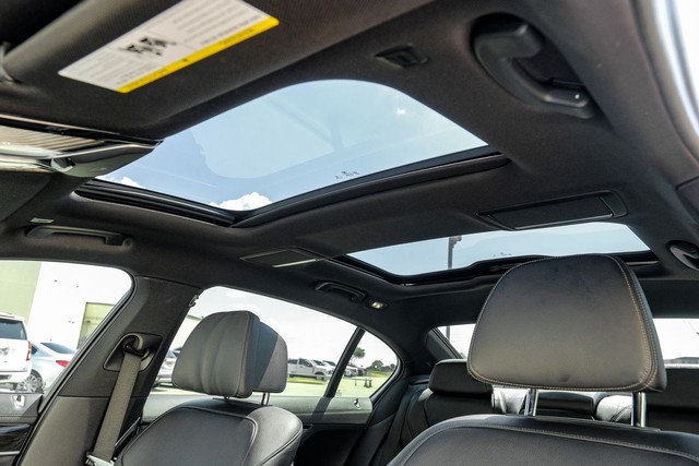 Mercedes-Benz C 300 Vehicle Full-screen Gallery Image 04