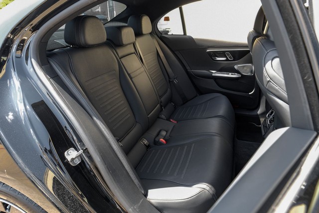 Mercedes-Benz C 300 Vehicle Full-screen Gallery Image 36