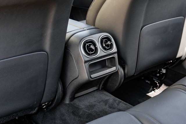 Mercedes-Benz C 300 Vehicle Full-screen Gallery Image 38