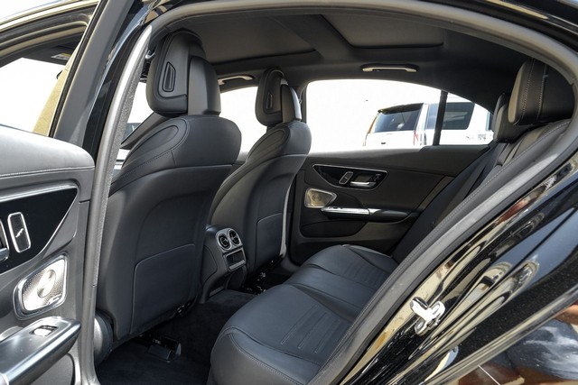Mercedes-Benz C 300 Vehicle Full-screen Gallery Image 39