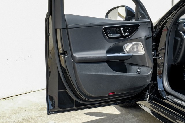 Mercedes-Benz C 300 Vehicle Full-screen Gallery Image 43