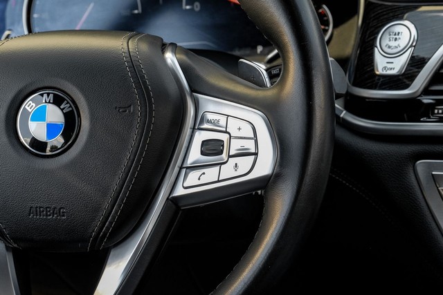 BMW 750i Vehicle Full-screen Gallery Image 17
