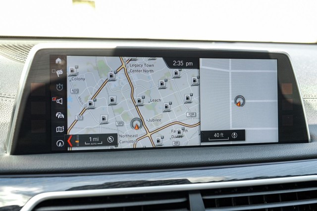 BMW 750i Vehicle Full-screen Gallery Image 21