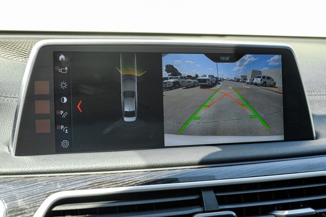 BMW 750i Vehicle Full-screen Gallery Image 22