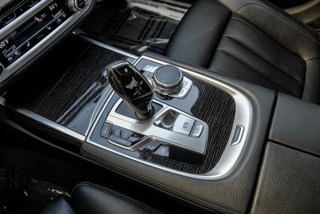 BMW 750i Vehicle Full-screen Gallery Image 24