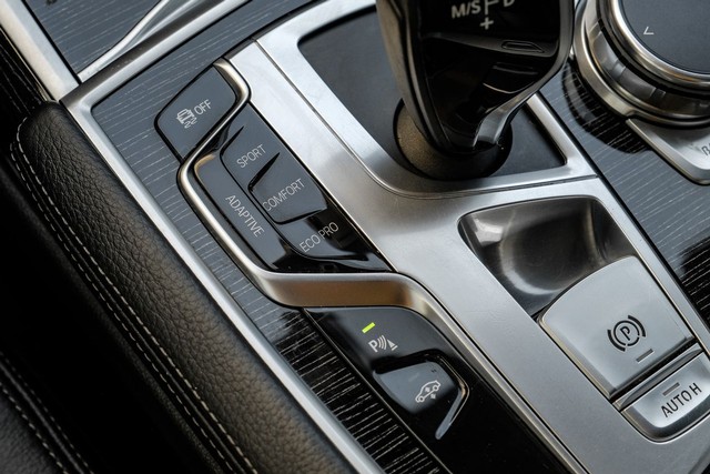 BMW 750i Vehicle Full-screen Gallery Image 25