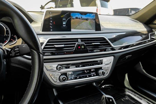 BMW 750i Vehicle Full-screen Gallery Image 27