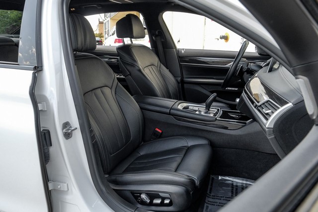 BMW 750i Vehicle Full-screen Gallery Image 38