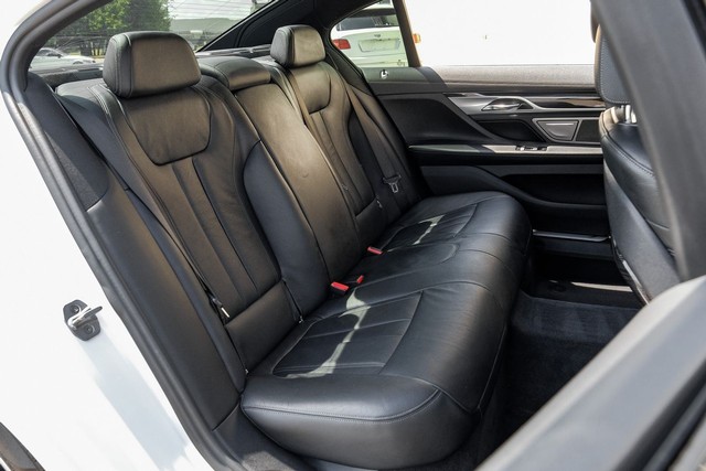 BMW 750i Vehicle Full-screen Gallery Image 40